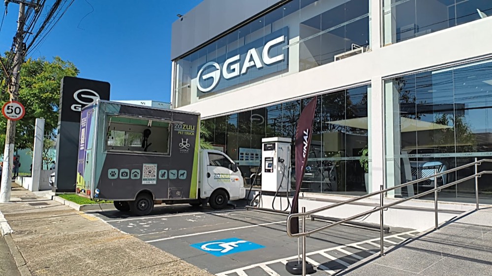 Pet truck da zazuu estacionado na entrada de uma concessionária de veículos