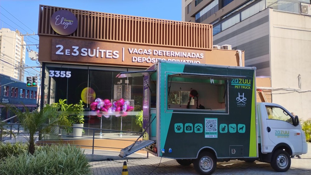 Pet truck da zazuu aberto em frente ao estande de um lançamento imobiliário