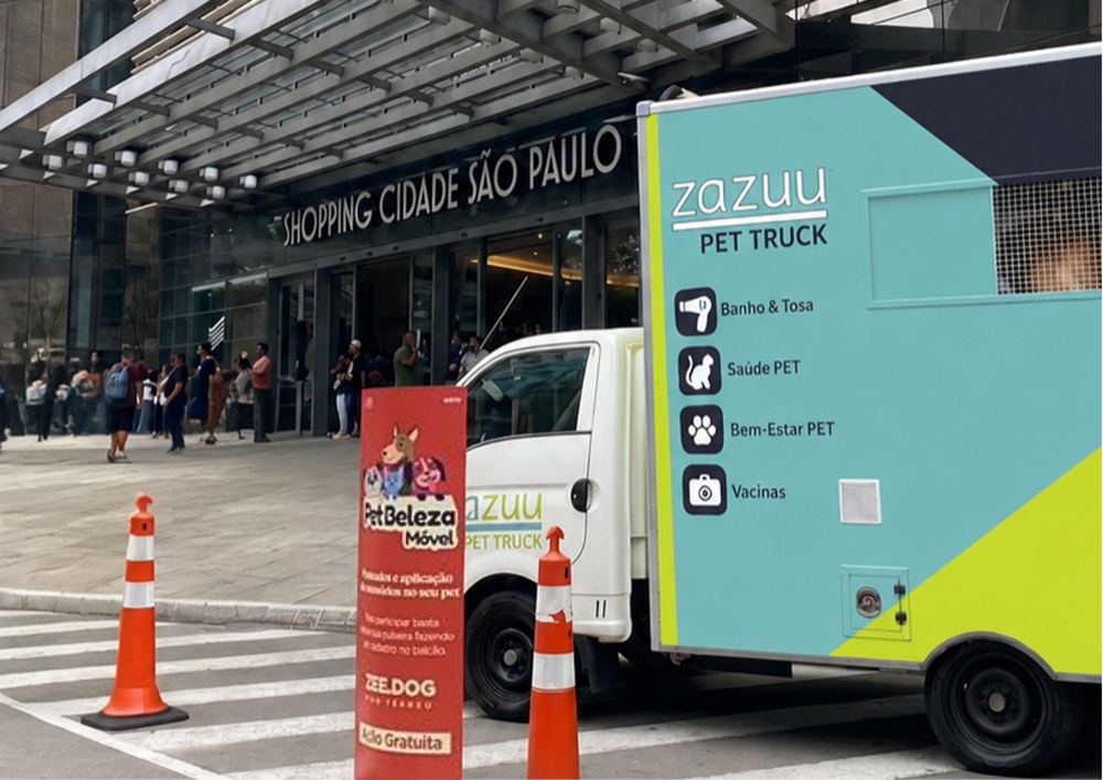 Pet truck da zazuu montado na entrada de um shopping em São Paulo