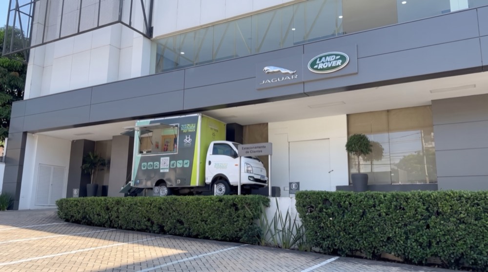 Pet truck da zazuu no estacionamento de uma concessionária